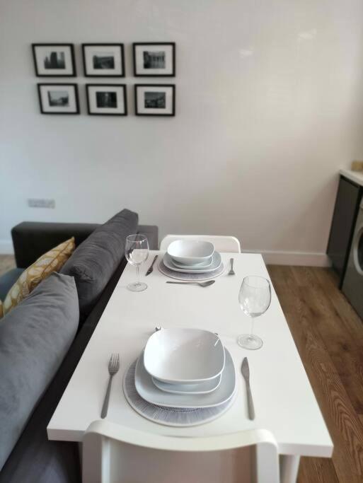 The Old Bar In Wiltshire - 1 Bedroom Guesthouse Chippenham  Eksteriør billede