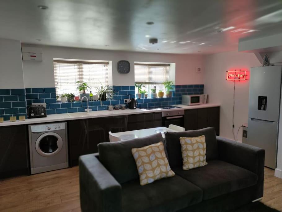 The Old Bar In Wiltshire - 1 Bedroom Guesthouse Chippenham  Eksteriør billede
